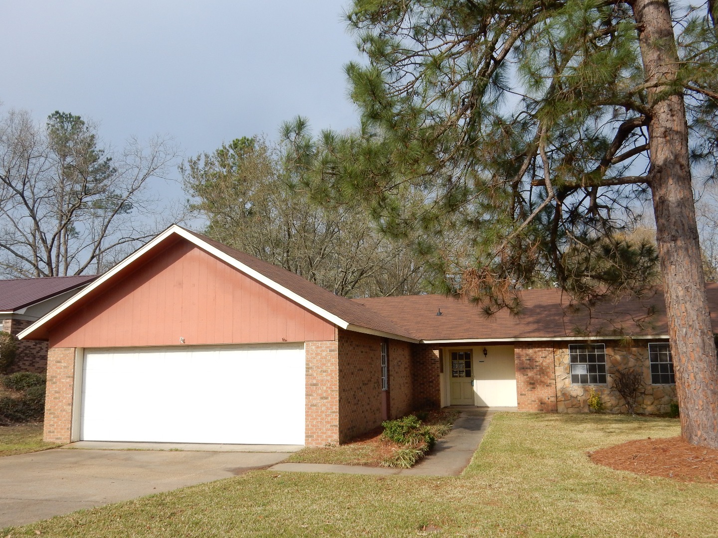 208 Simmons DrClinton, MS, 39056Hinds County