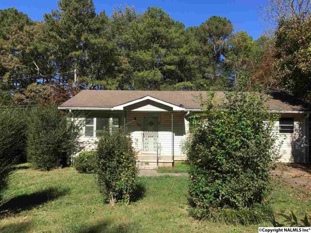 303 Salem Dr NE