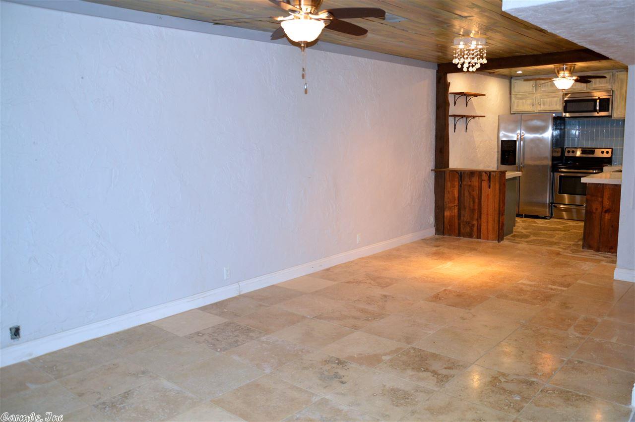 1 Lindsay Ln
