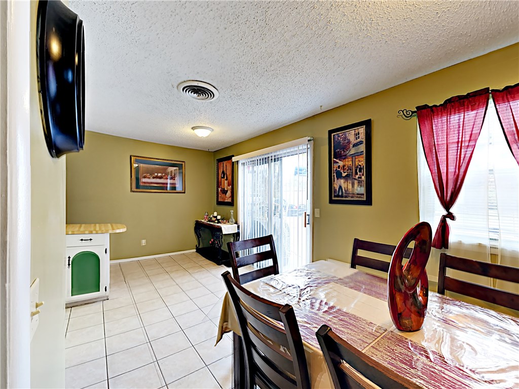 1305 W Acorn Dr