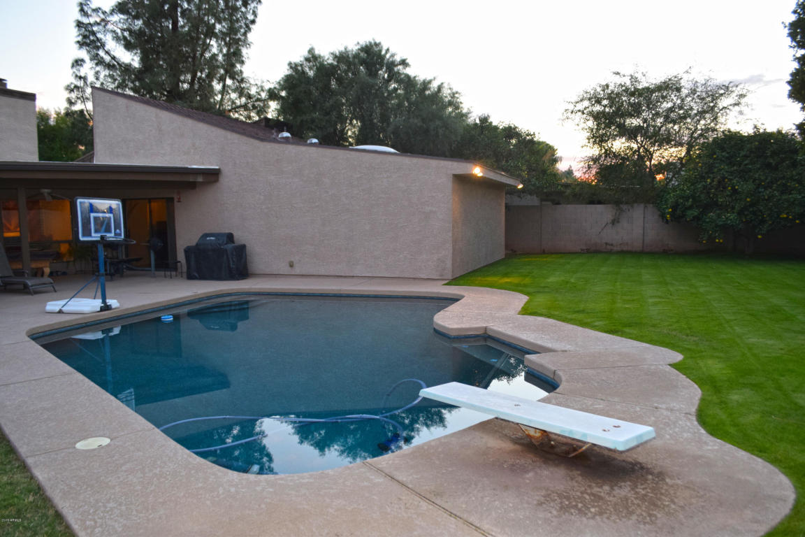 1736 W Laurie Ln