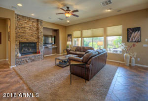1809 W Horsetail Trl