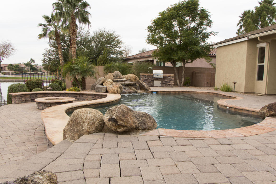847 E Torrey Pines Pl