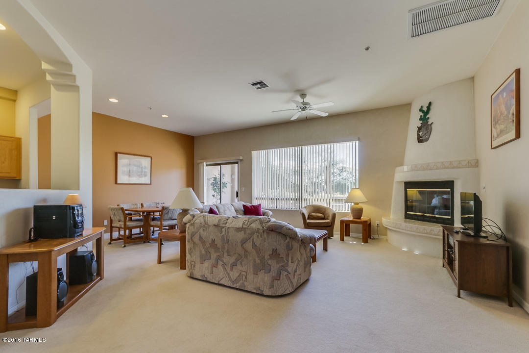 715 W Waterview Dr
