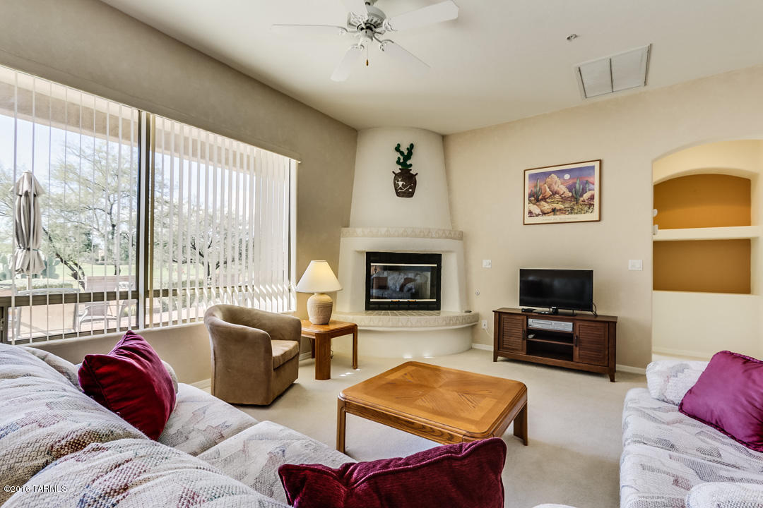 715 W Waterview Dr