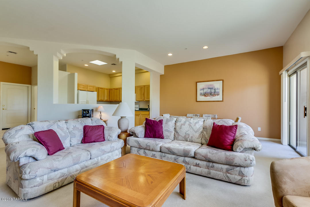 715 W Waterview Dr
