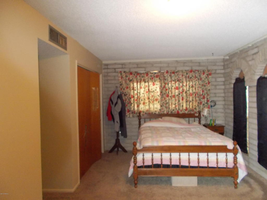 228 N Warren Rd