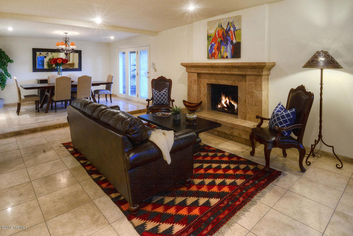 6131 N Piedra Seca