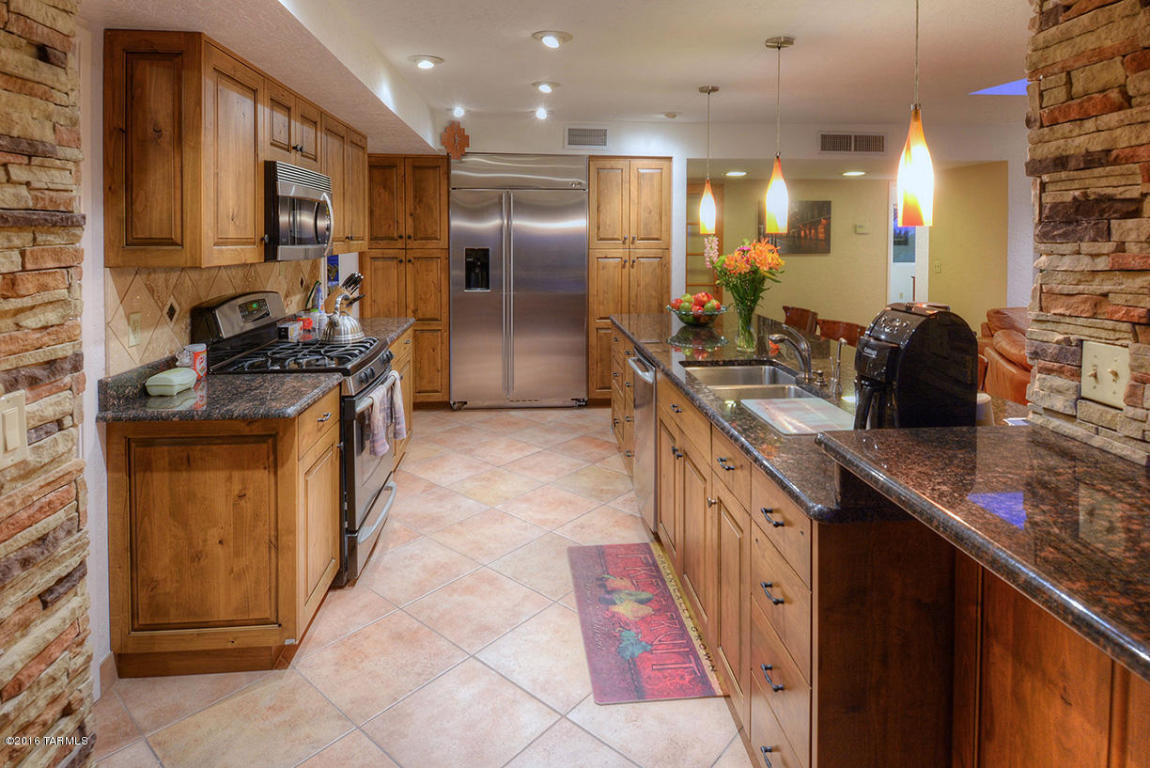 6131 N Piedra Seca