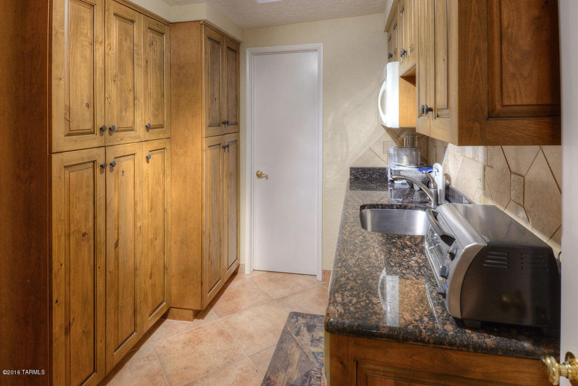 6131 N Piedra Seca