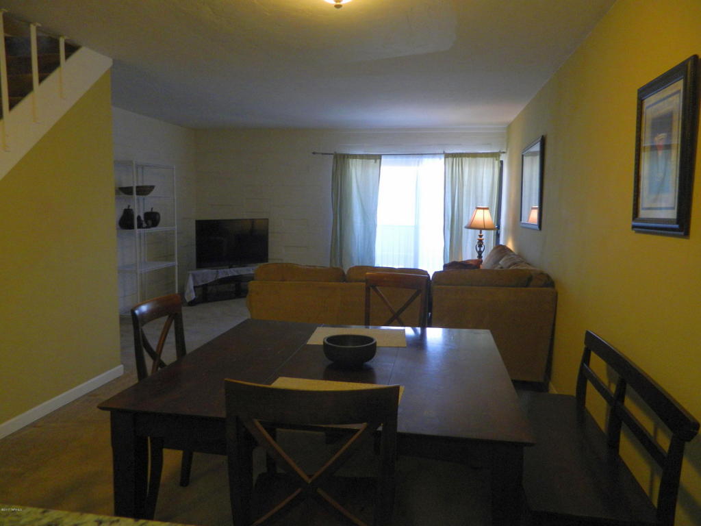 404 E Geronimo Bluff Loop