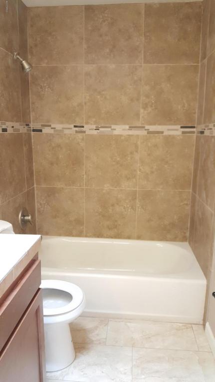 1810 W Rue Du Fleuve
