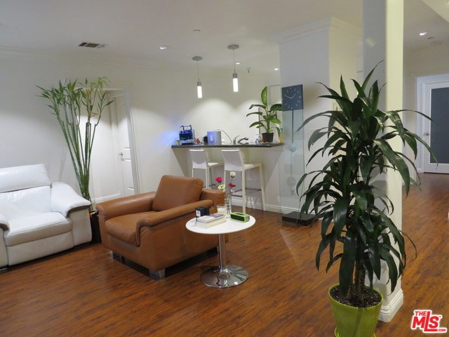 For Sale: 1049 S Hobart #102 Los Angeles, CA 90006