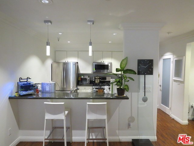 For Sale: 1049 S Hobart #102 Los Angeles, CA 90006