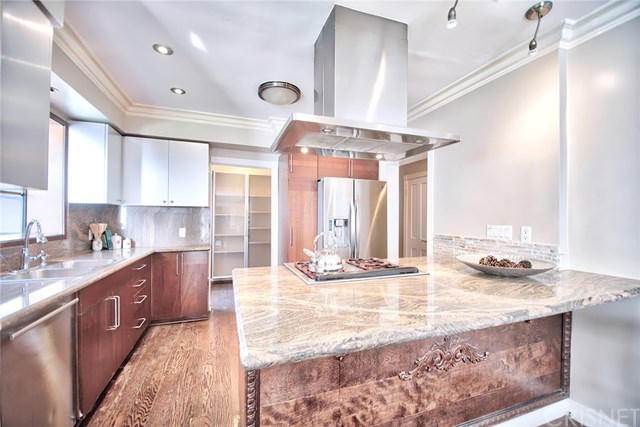 2038 Benedict Canyon Dr