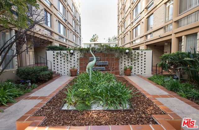 318 N Maple Dr #102