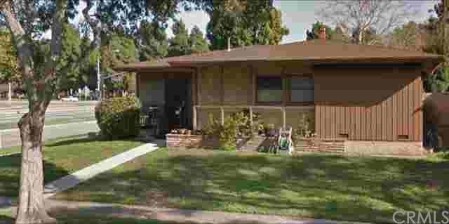 2961 Vuelta Grande Ave