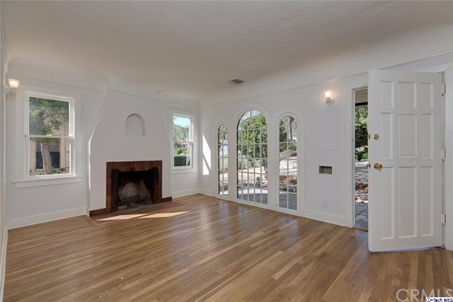 488 W Ventura St