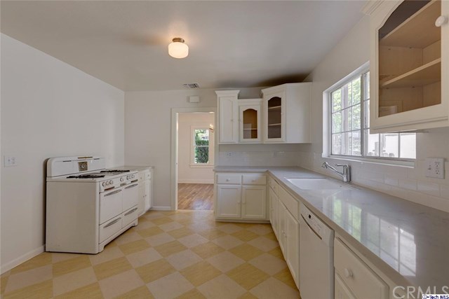 488 W Ventura St