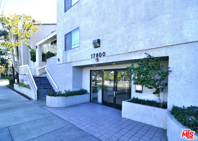 17800 Burbank Blvd #302