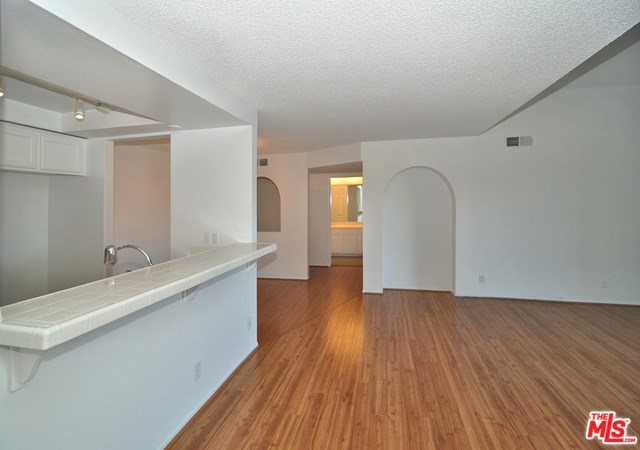 17800 Burbank Blvd #302