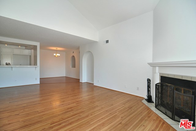 17800 Burbank Blvd #302