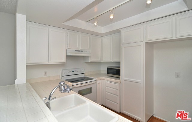 17800 Burbank Blvd #302