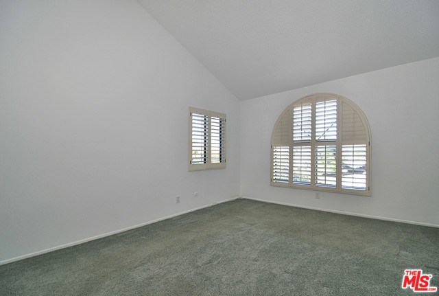 17800 Burbank Blvd #302