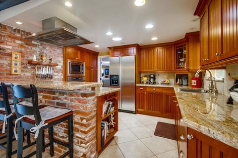 1710 Country Ln