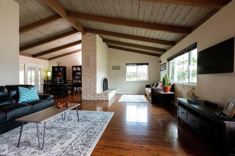 1710 Country Ln