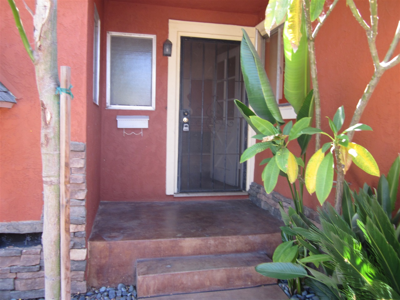 1036 Elmwood Dr Escondido, CA 92025
