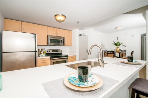 700 W E St #107