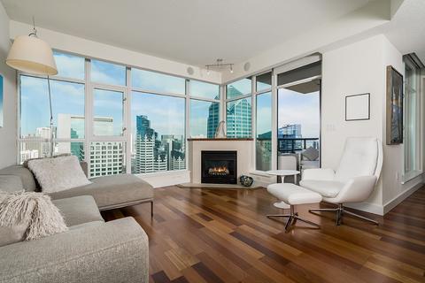 700 W E St #106