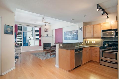 700 W E St #106