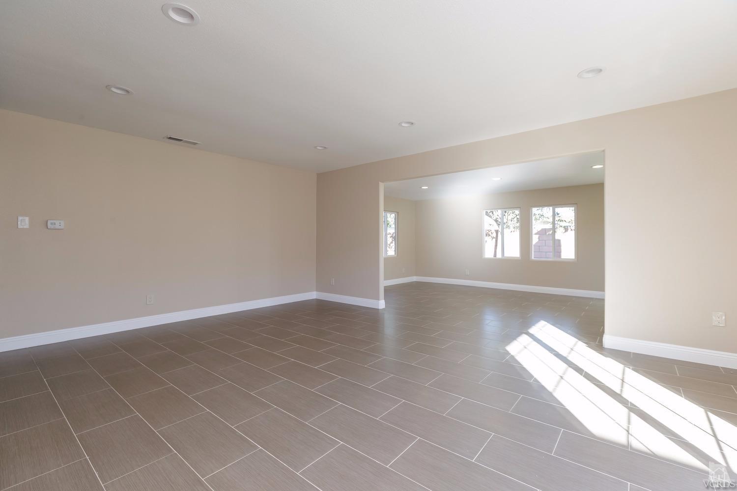 1211 W Kamala St