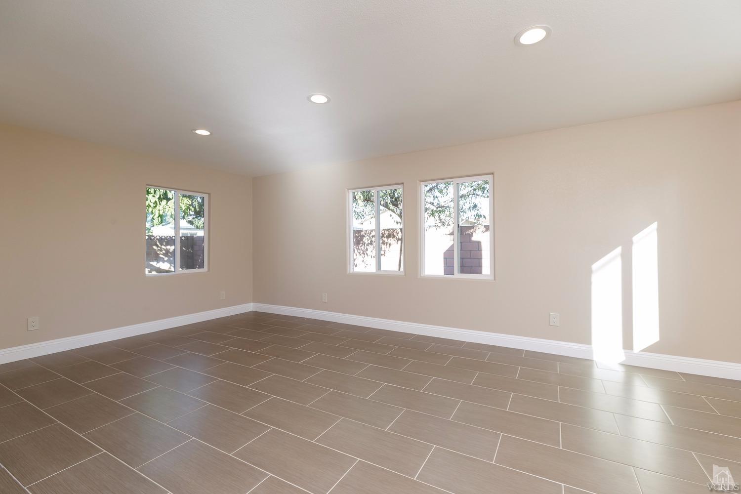 1211 W Kamala St