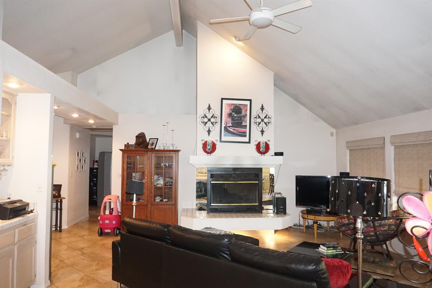 6634 N Dover Ct