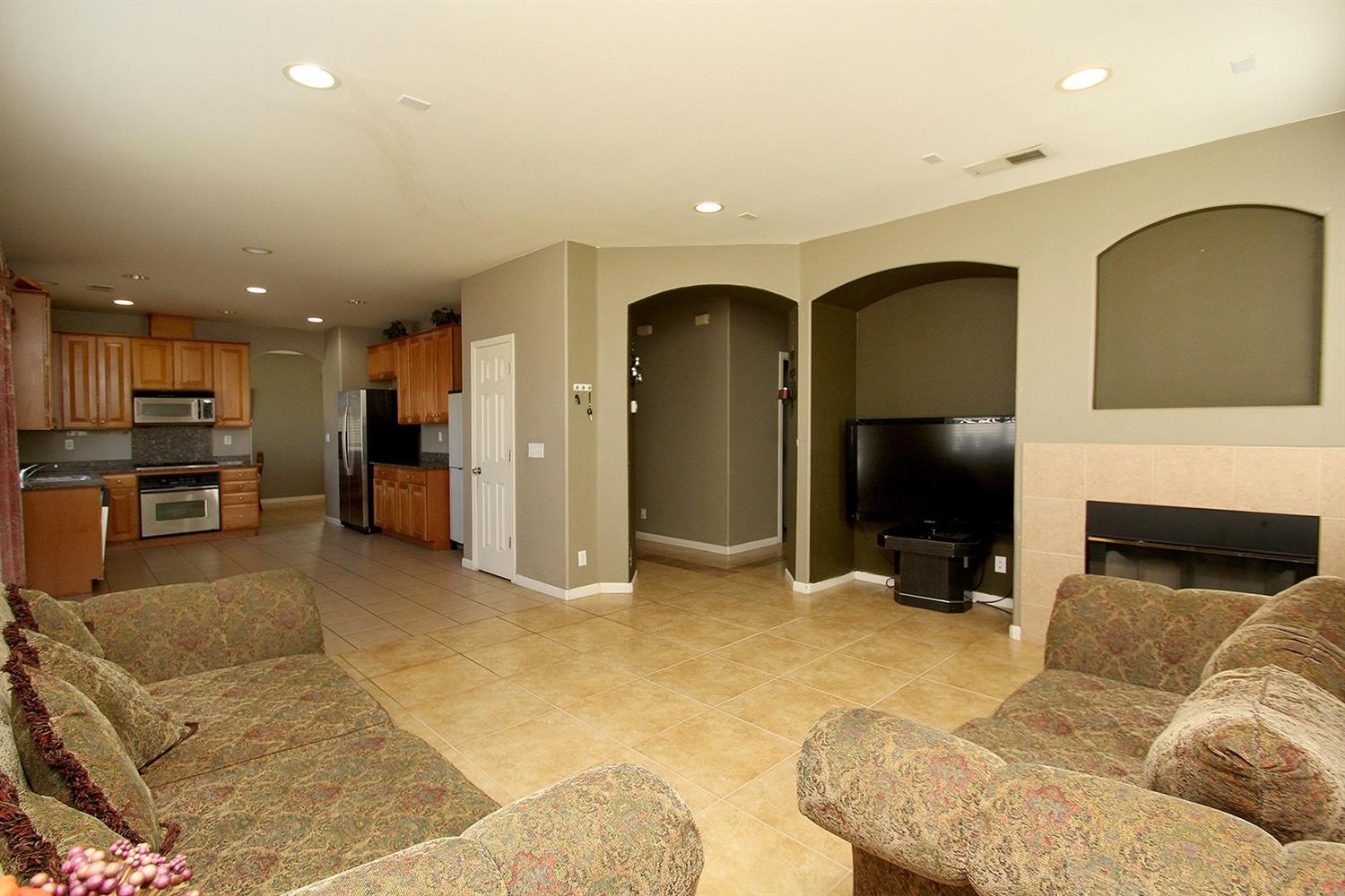2372 N Sonora Ave