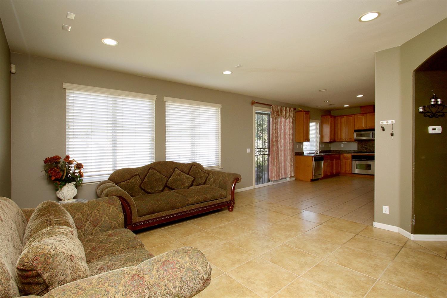 2372 N Sonora Ave