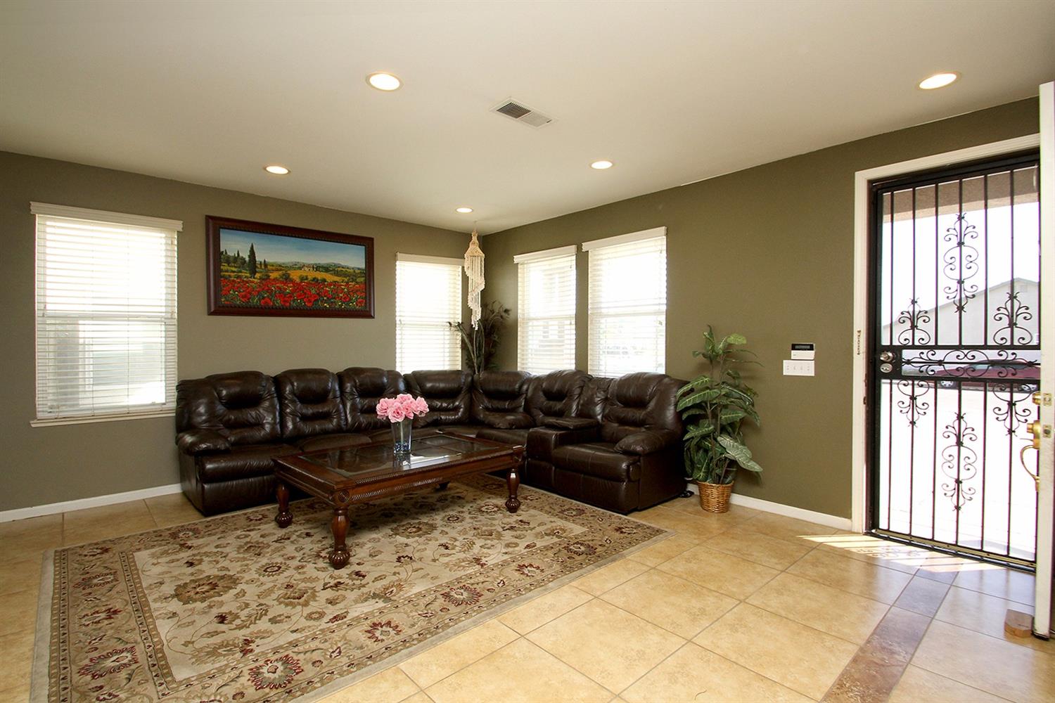 2372 N Sonora Ave