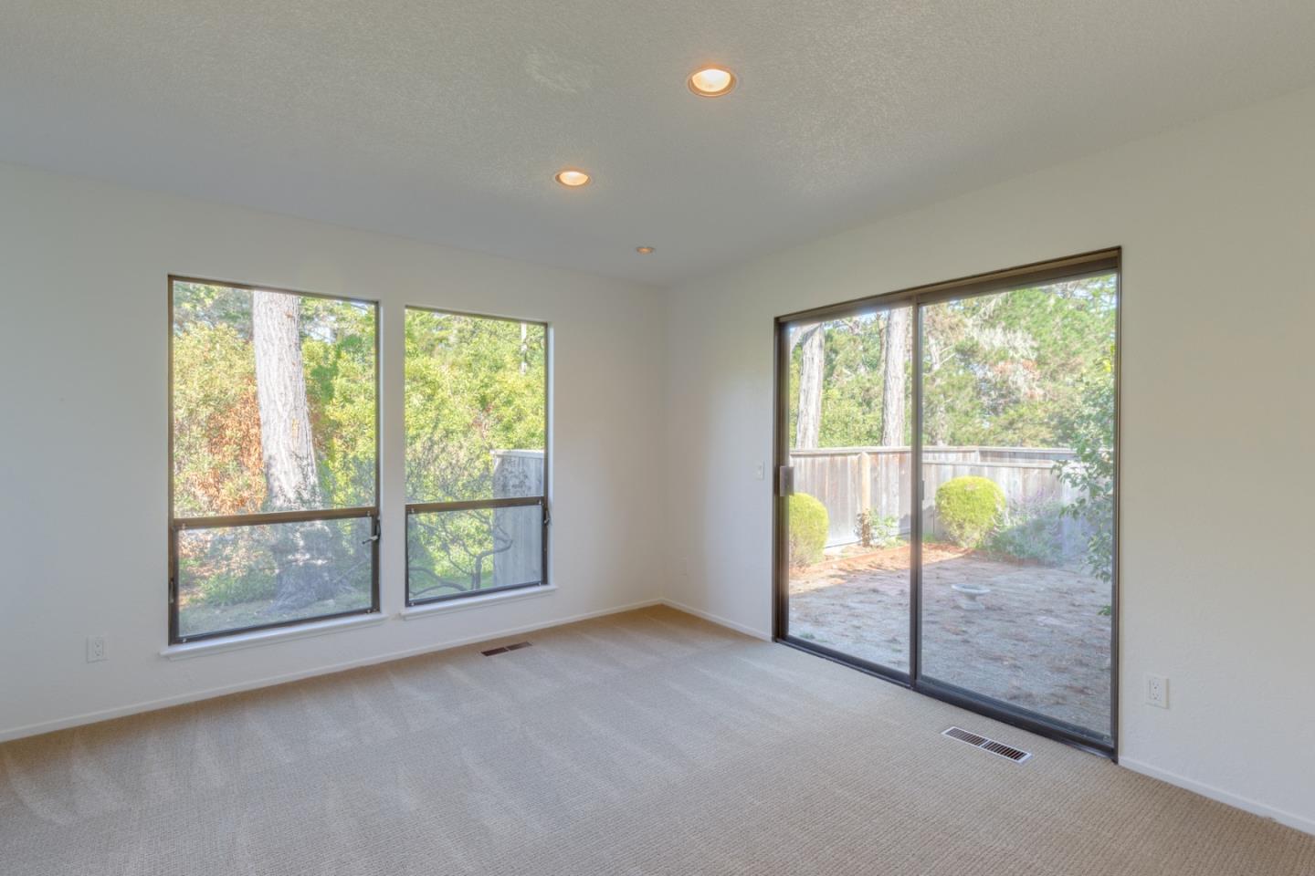 1039 Laurel Ln