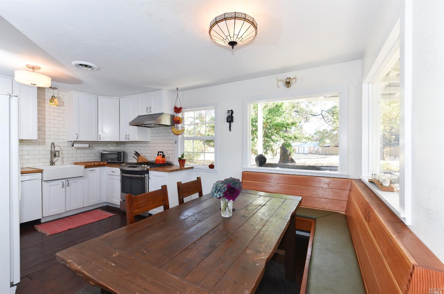 260 White Cottage Rd N