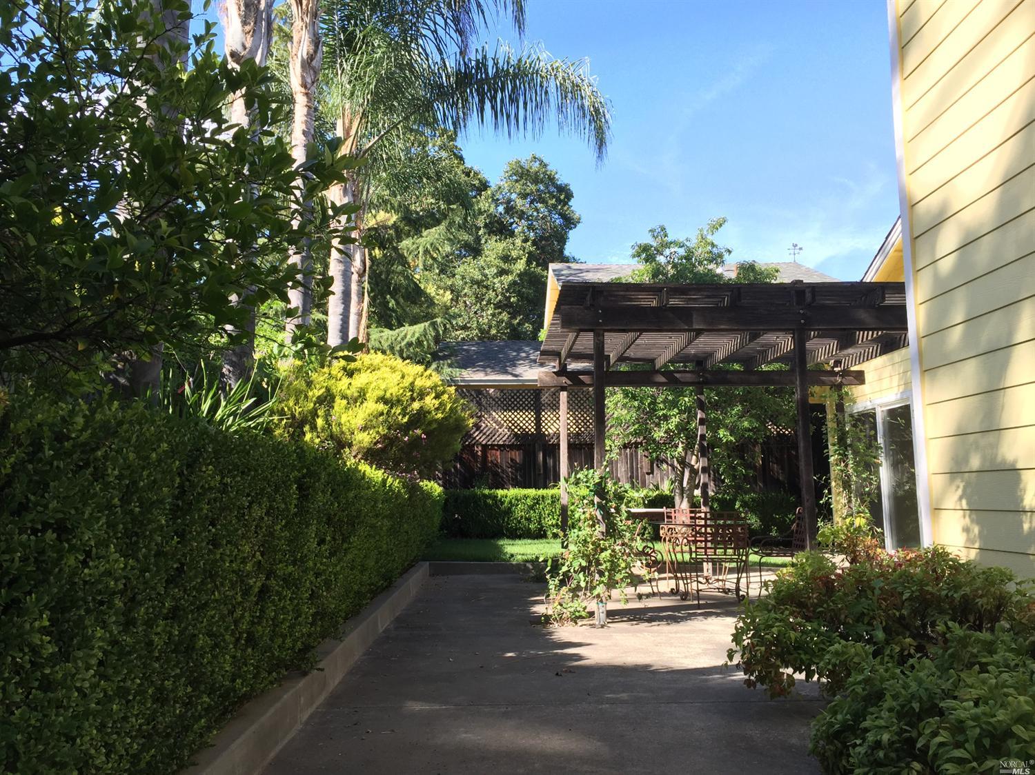 For Sale: 806 Chiles Ave Saint Helena, CA 94574