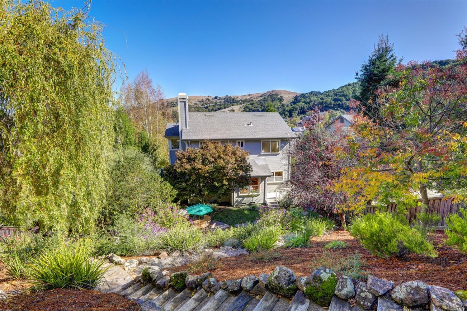 23 Meadow Ridge Dr