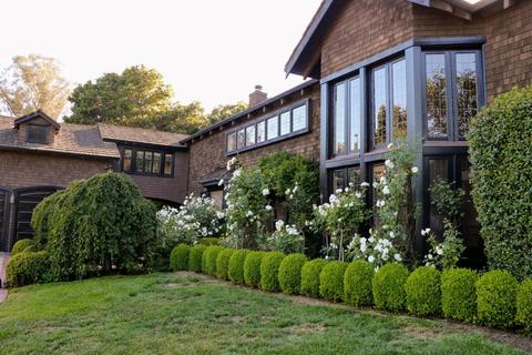 2874 Chesterfield Dr