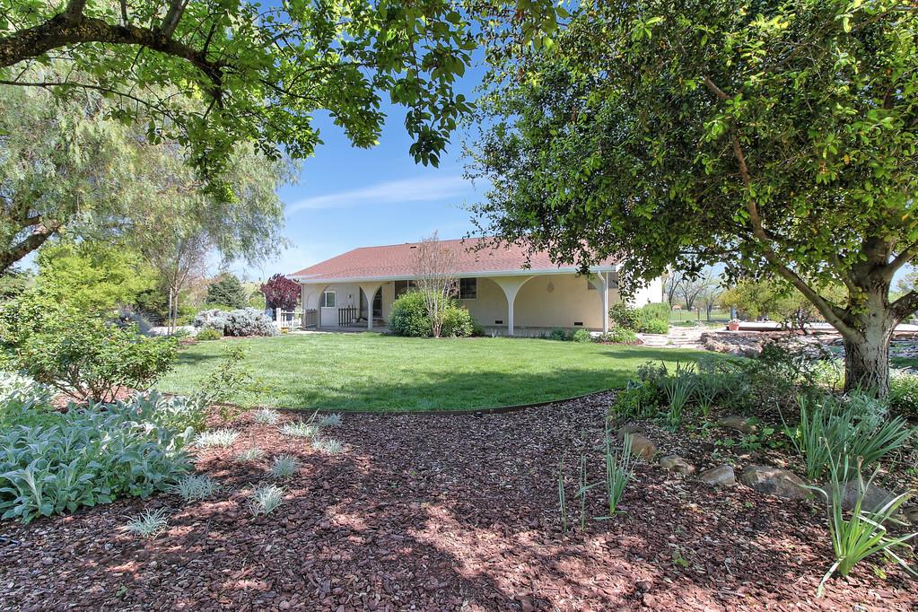 1045 Buttercup Ln