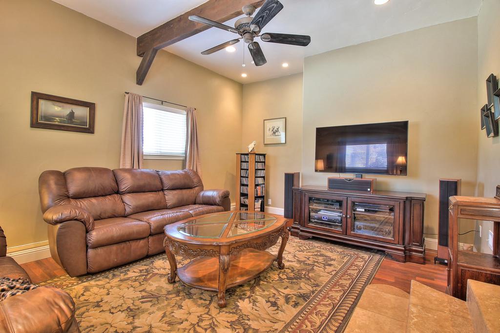 1045 Buttercup Ln
