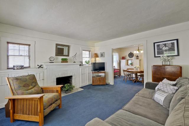 2437 Woodland Ave