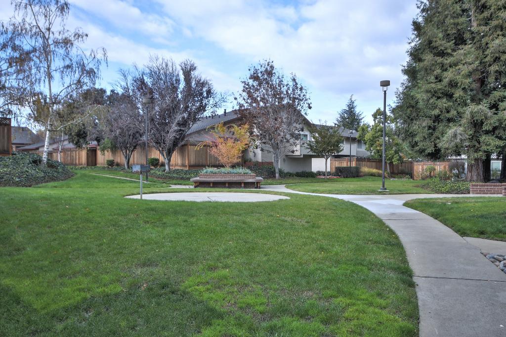 1435 Woodgrove Sq