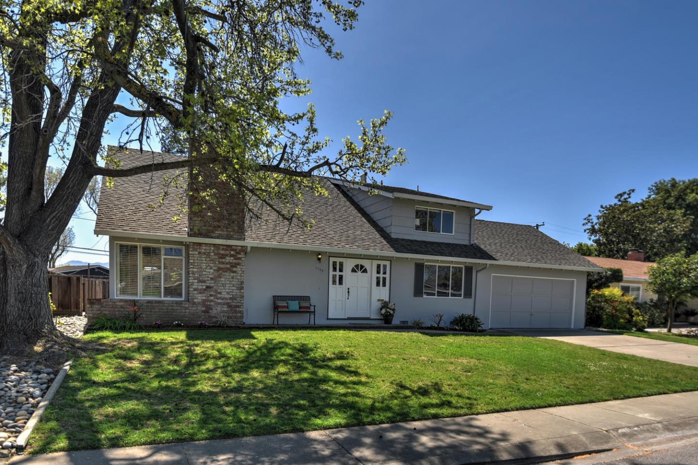 1880 Crestmont Dr